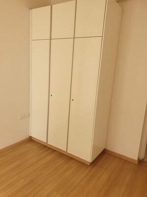 Room in 3 BHK Apartment at DLF The Primus, Sector 82a – for Sale