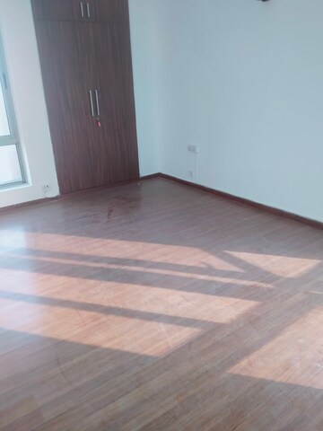 Room in 4 BHK Apartment at Pioneer Park Phase 1, Sector 61 – for Rent