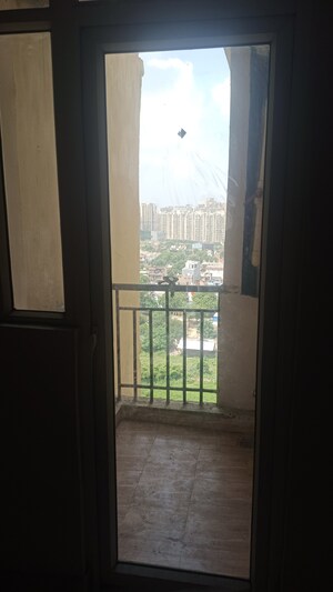Room in 2 BHK Apartment at Sector 4 Greater Noida – for Rent