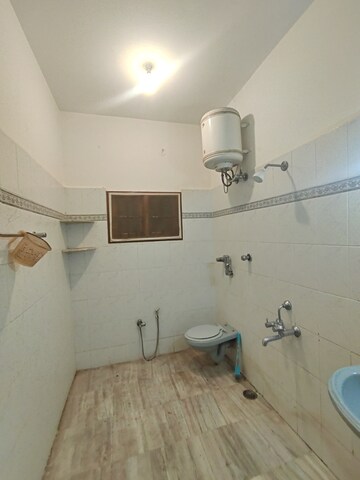 Bathroom in 2.5 BHK Villa at Hsr Layout Sector 2 – for Rent