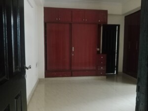 Room in 4 BHK Apartment at Ramprastha Coral Heights, Ramprastha Greens – for Rent