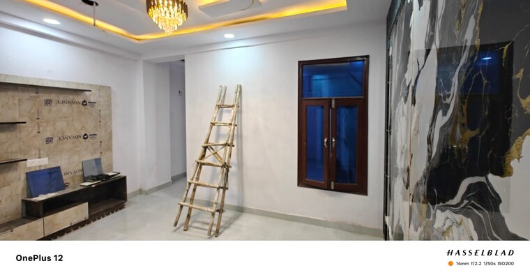 Room, sector 73 2 Bedroom 1000 Sq.Ft. Builder Floor In Sector 73 Noida 9478219
