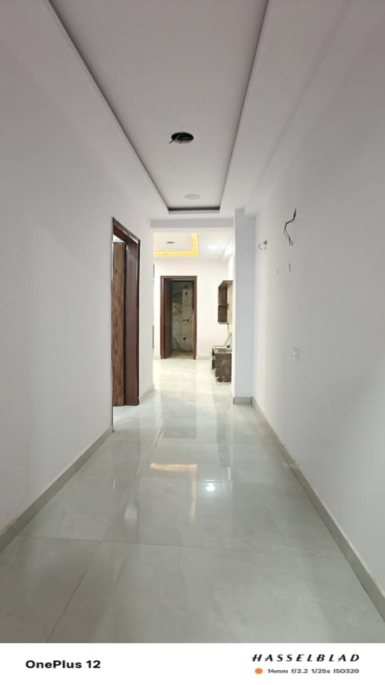 Room, sector 73 2 Bedroom 1000 Sq.Ft. Builder Floor In Sector 73 Noida 9478220