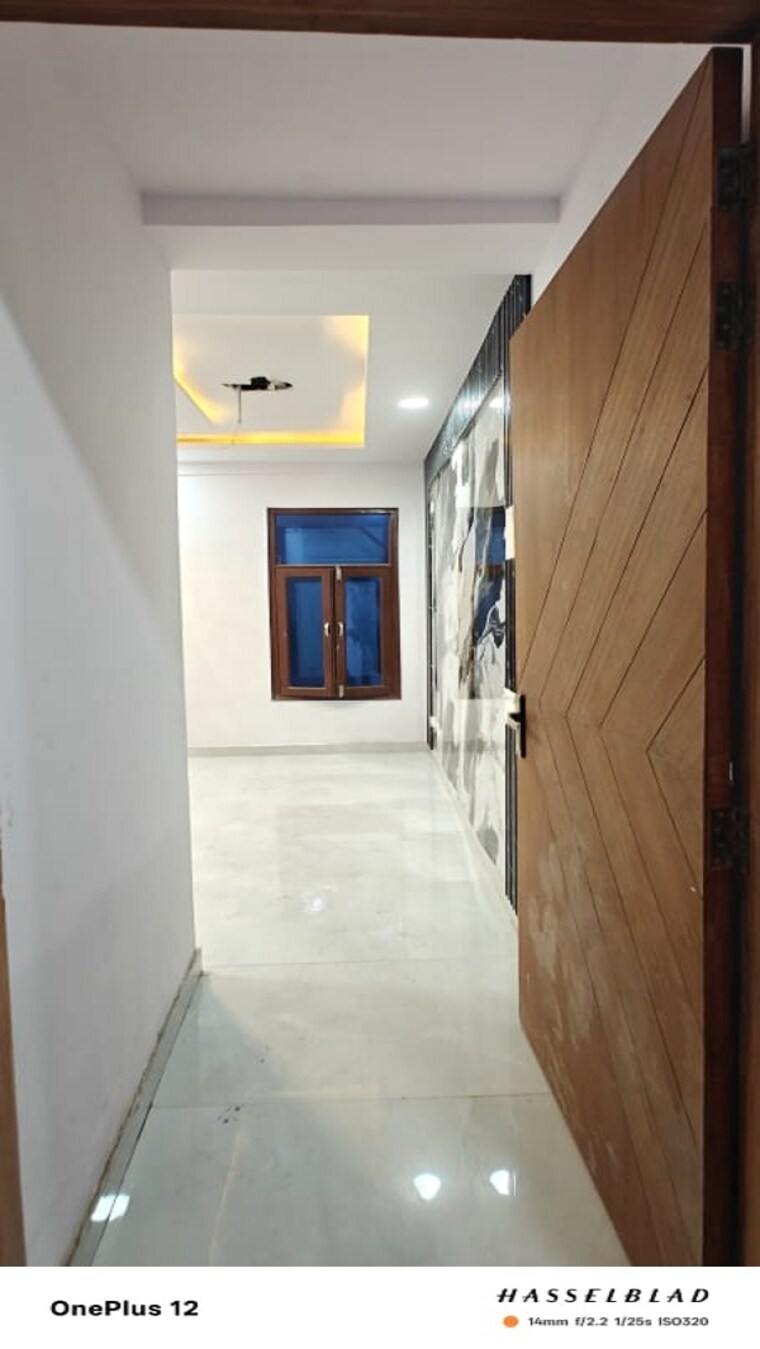 Room, sector 73 2 Bedroom 1000 Sq.Ft. Builder Floor In Sector 73 Noida 9478220