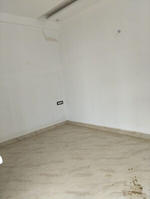 Room in 3 BHK Builder Floor at Sector 73 – for Sale