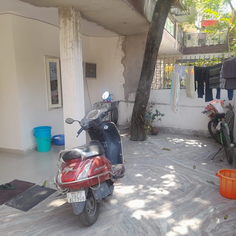  Parking, mayur vihar 3.5 Bedroom 1450 Sq.Ft. Apartment In Mayur Vihar Delhi 9478616