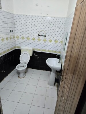 Team Area in 1 BHK Villa at Ravindra Garden, Aliganj – for Rent