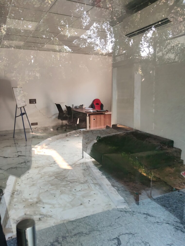  Parking, sainik farm Commercial Office Space 1000 Sq.Ft. In Sainik Farm Delhi 9478650