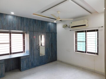 Room in 4 BHK Builder Floor at Kondapur – for Rent