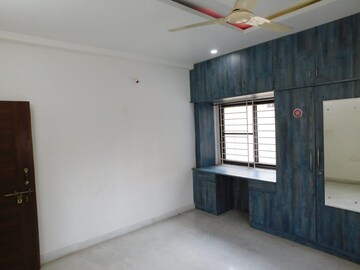 Room in 4 BHK Builder Floor at Kondapur – for Rent