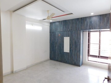 Room in 4 BHK Builder Floor at Kondapur – for Rent