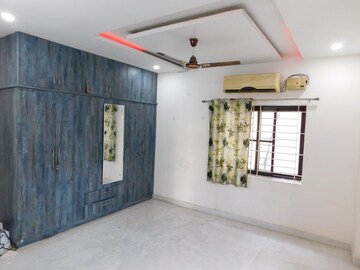 Room in 4 BHK Builder Floor at Kondapur – for Rent
