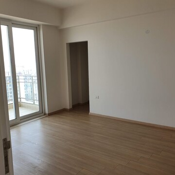 Room in 3 BHK Apartment at DLF The Primus, Sector 82a – for Sale