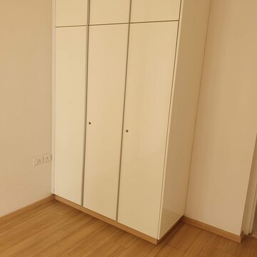 Room in 3 BHK Apartment at DLF The Primus, Sector 82a – for Rent