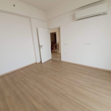 Room in 3 BHK Apartment at DLF The Primus, Sector 82a – for Rent