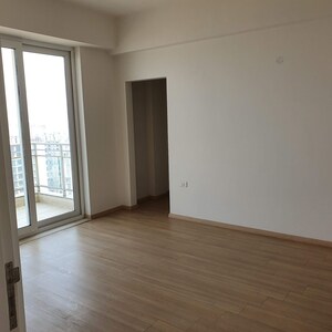 Room in 3 BHK Apartment at DLF The Primus, Sector 82a – for Rent