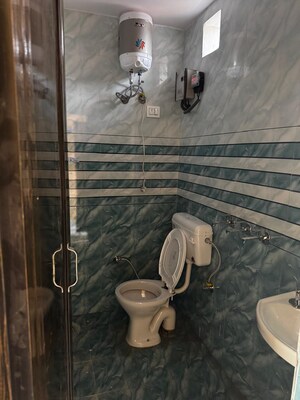 Bathroom in 1 BHK Apartment at Sector 40 – for Rent