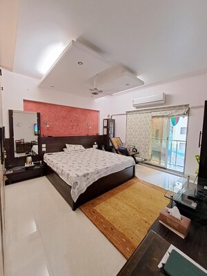 Team Area in 3 BHK Apartment at Juhu – for Sale