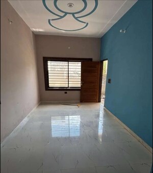 Room in 3 BHK Apartment at Hazratganj – for Rent