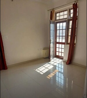 Room in 3 BHK Apartment at Hazratganj – for Rent