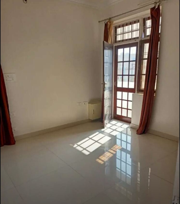 Room, hazratganj 3 Bedroom 1800 Sq.Ft. Apartment In Hazratganj Lucknow 9478927