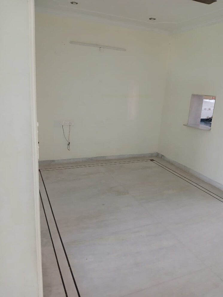 Room, sector 40 2 Bedroom 3400 Sq.Ft. Builder Floor In Sector 40 Chandigarh 9478999