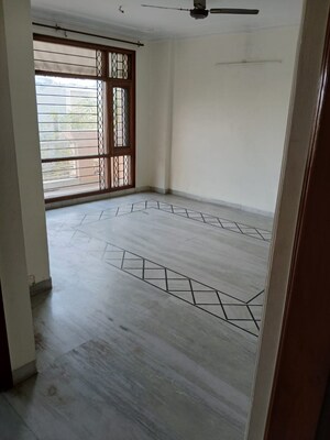 Room in 2 BHK Builder Floor at Sector 40 – for Rent