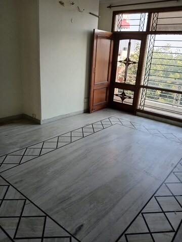 Room in 2 BHK Builder Floor at Sector 40 – for Rent