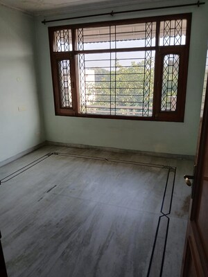 Room in 2 BHK Builder Floor at Sector 40 – for Rent