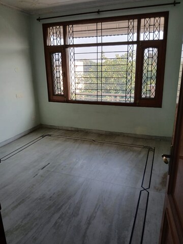 Room in 2 BHK Builder Floor at Sector 40 – for Rent