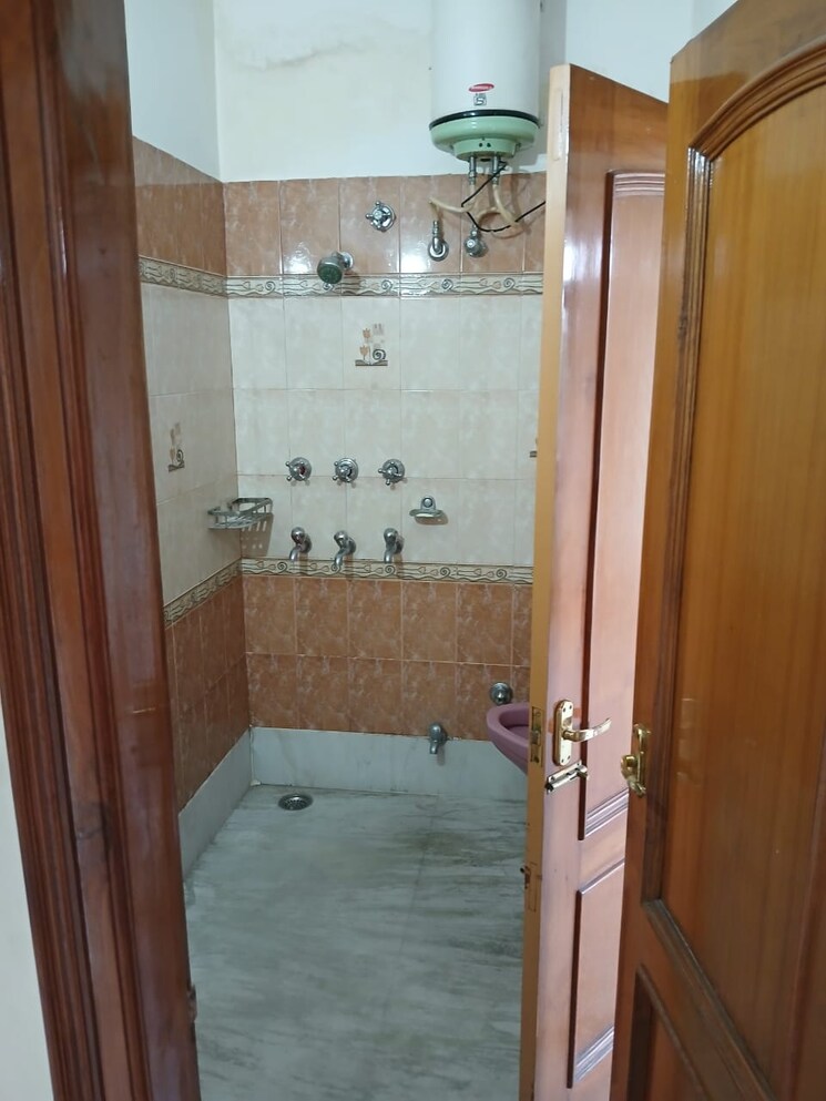 Bathroom, sector 40 2 Bedroom 3400 Sq.Ft. Builder Floor In Sector 40 Chandigarh 9478999