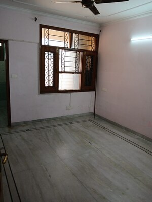 Room in 2 BHK Builder Floor at Sector 40 – for Rent