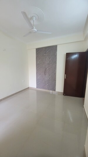 Room in 2 BHK Apartment at Gaur City-2, Gaur City 2 – for Rent