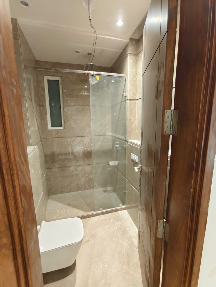 Bathroom, shivalik colony 3 Bedroom 200 Sq.Yd. Builder Floor In Shivalik Colony Delhi 9479060