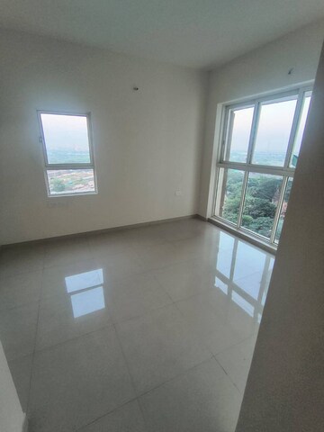 Room in 2 BHK Apartment at Lodha Amara, Kolshet Road – for Rent