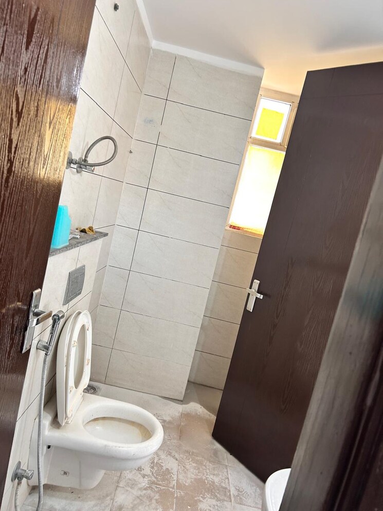 Bathroom, motia-royal-citi-apartments 3 Bedroom 1910 Sq.Ft. Apartment In Ghazipur Zirakpur 9479088