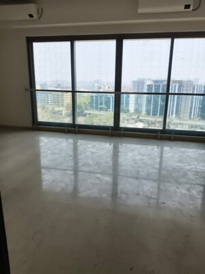 Room in 3 BHK Apartment at Kalpataru Magnus, Bandra East – for Rent