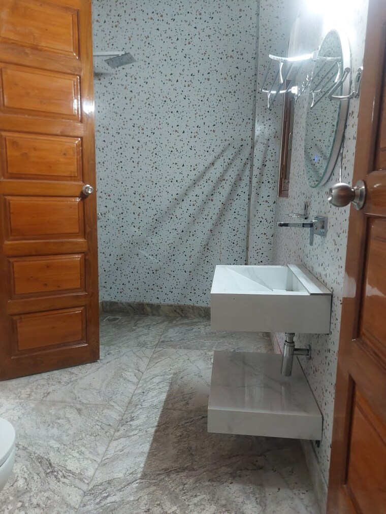 Bathroom, jangpura 3 Bedroom 300 Sq.Yd. Builder Floor In Jangpura Delhi 9479143