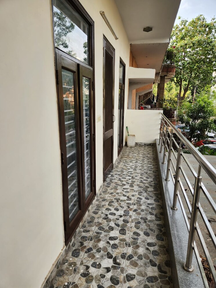 Balcony, jangpura 3 Bedroom 300 Sq.Yd. Builder Floor In Jangpura Delhi 9479163