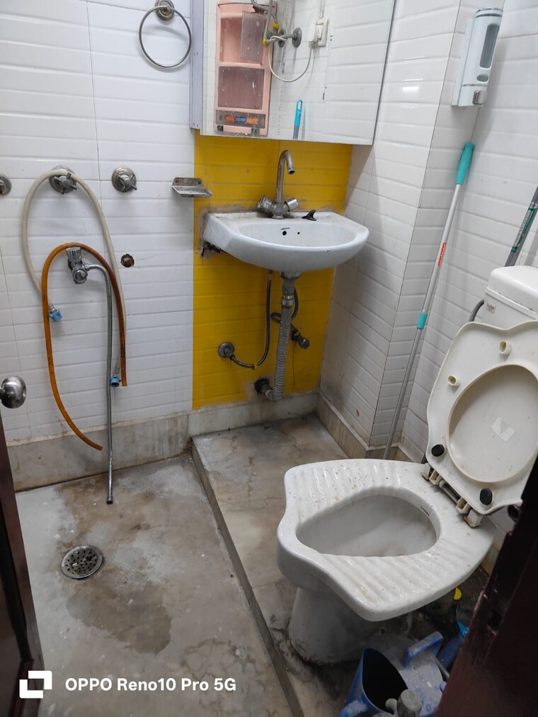 Bathroom, jangpura 3 Bedroom 300 Sq.Yd. Builder Floor In Jangpura Delhi 9479174