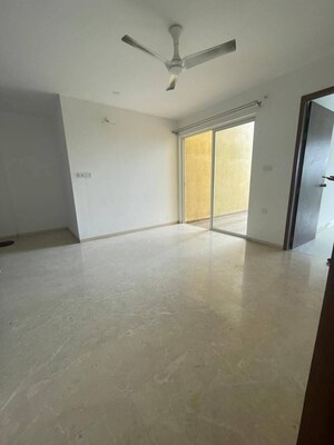 Room in 2 BHK Apartment at Ganga Platino, Kharadi – for Rent