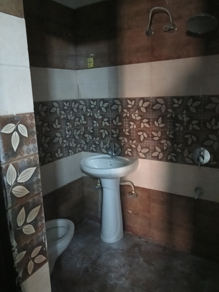 Attached Bathroom, dhakoli 3 Bedroom 122 Sq.Yd. Builder Floor In Dhakoli Zirakpur 9479210