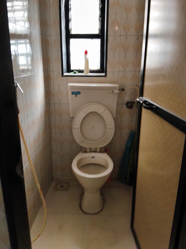 Bathroom, neminath-palace 2 Bedroom 800 Sq.Ft. Apartment In Santacruz East Mumbai 9479303