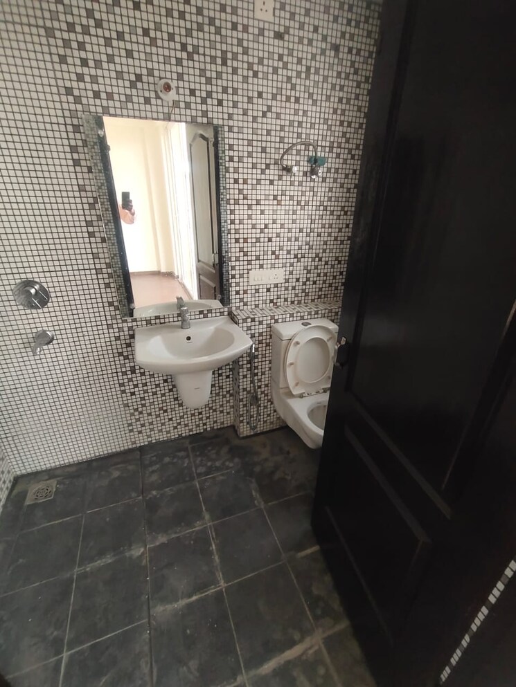 Bathroom, omaxe-ambrosia 3 Bedroom 1516 Sq.Ft. Builder Floor In North Mullanpur Chandigarh 9479310
