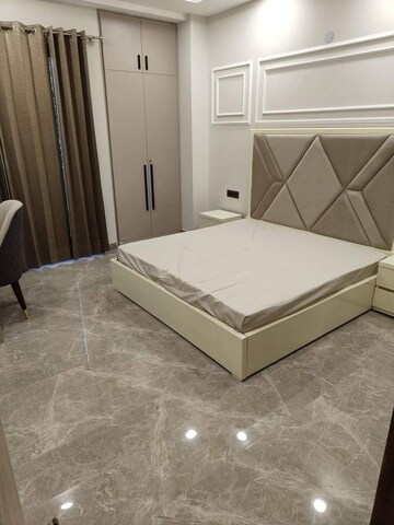 Room in 2 BHK Builder Floor at Dlf Phase I – for Rent