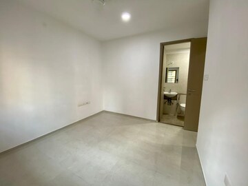 Room in 1 BHK Apartment at Sheth Vasant Oasis, Andheri East – for Rent