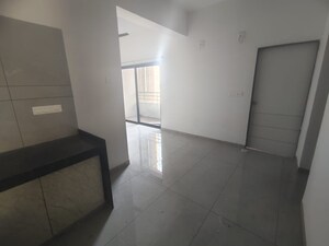 Room in 4 BHK Apartment at Race Course Road – for Rent