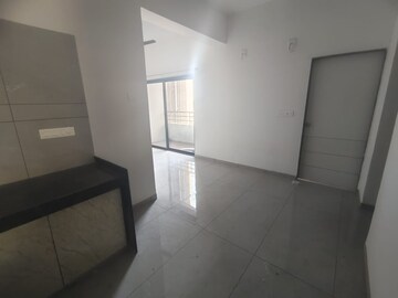 Room in 4 BHK Apartment at Race Course Road – for Rent