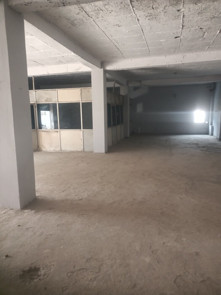  Parking, bptp-park-sentosa Commercial Warehouse 2500 Sq.Ft. In Sector 77 Faridabad 9479547