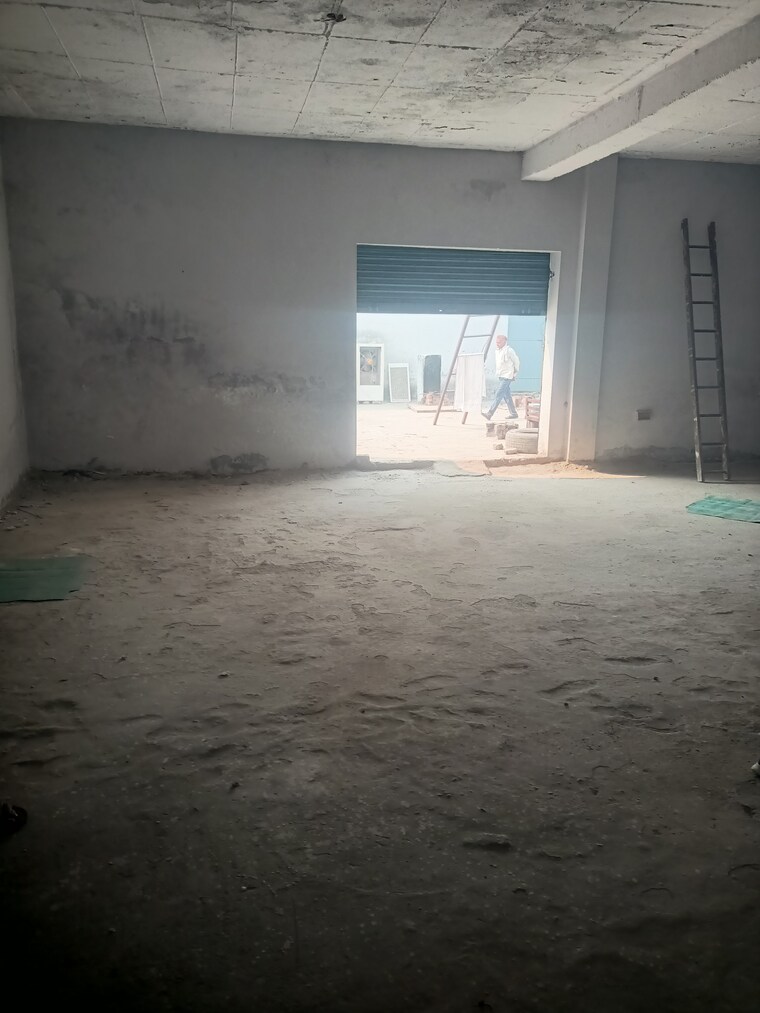 Room, bptp-park-sentosa Commercial Warehouse 2500 Sq.Ft. In Sector 77 Faridabad 9479547